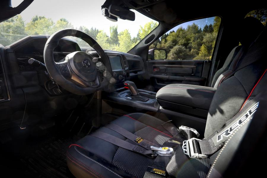 Интерьер Dodge Ram Rebel TRX Concept 2016 года  (фото 6 из 24)